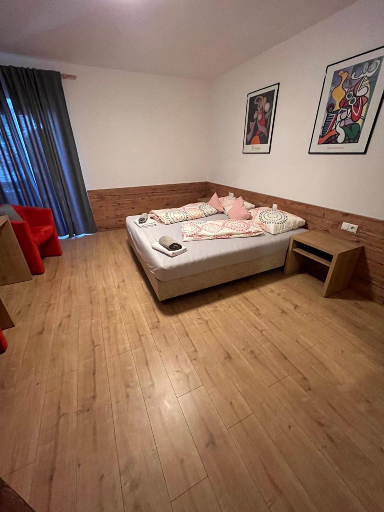 Hotel Krone Morter Buitenkant foto